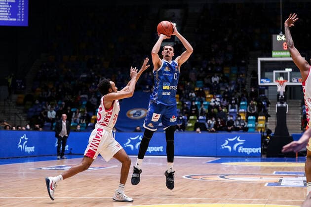 10.04.2022, xmkx, Basketball BBL Bundesliga, Fraport Skyliners - Telekom Baskets Bonn v.l. Parker Jackson-Cartwright (Telekom Baskets Bonn), Lukas Wank (Fraport Skyliners) (DFL DFB REGULATIONS PROHIBIT ANY USE OF PHOTOGRAPHS as IMAGE SEQUENCES and or QUASI-VIDEO) emspor Frankfurt am Main