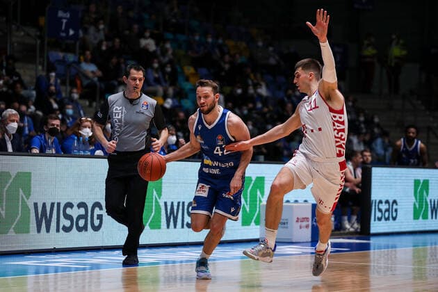 10.04.2022, xmkx, Basketball BBL Bundesliga, Fraport Skyliners - Telekom Baskets Bonn v.l. Marcel Ponitka (Fraport Skyliners), Oleksandr Lypovyy (Telekom Baskets Bonn) (DFL DFB REGULATIONS PROHIBIT ANY USE OF PHOTOGRAPHS as IMAGE SEQUENCES and or QUASI-VIDEO) emspor Frankfurt am Main