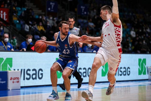 10.04.2022, xmkx, Basketball BBL Bundesliga, Fraport Skyliners - Telekom Baskets Bonn v.l. Marcel Ponitka (Fraport Skyliners), Oleksandr Lypovyy (Telekom Baskets Bonn) (DFL DFB REGULATIONS PROHIBIT ANY USE OF PHOTOGRAPHS as IMAGE SEQUENCES and or QUASI-VIDEO) emspor Frankfurt am Main