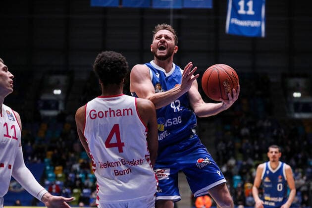 10.04.2022, xmkx, Basketball BBL Bundesliga, Fraport Skyliners - Telekom Baskets Bonn v.l. Justin Gorham (Telekom Baskets Bonn), Marcel Ponitka (Fraport Skyliners) (DFL DFB REGULATIONS PROHIBIT ANY USE OF PHOTOGRAPHS as IMAGE SEQUENCES and or QUASI-VIDEO) emspor Frankfurt am Main