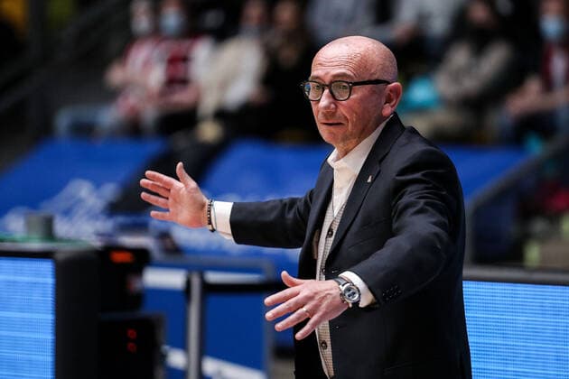 10.04.2022, xmkx, Basketball BBL Bundesliga, Fraport Skyliners - Telekom Baskets Bonn v.l. Luca Dalmonte (Trainer Fraport Skyliners) (DFL DFB REGULATIONS PROHIBIT ANY USE OF PHOTOGRAPHS as IMAGE SEQUENCES and or QUASI-VIDEO) emspor Frankfurt am Main
