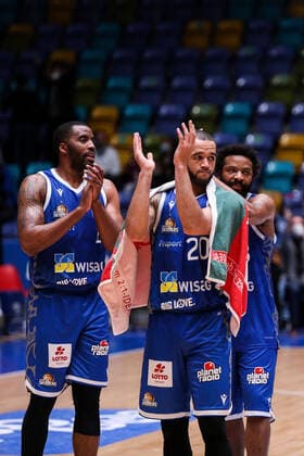 10.04.2022, xmkx, Basketball BBL Bundesliga, Fraport Skyliners - Telekom Baskets Bonn v.l. Trauer Brancou Badio (Fraport Skyliners), Rasheed Moore (Fraport Skyliners), Quantez Robertson (Fraport Skyliners) nach dem Spiel (DFL DFB REGULATIONS PROHIBIT ANY USE OF PHOTOGRAPHS as IMAGE SEQUENCES and or QUASI-VIDEO) emspor Frankfurt am Main