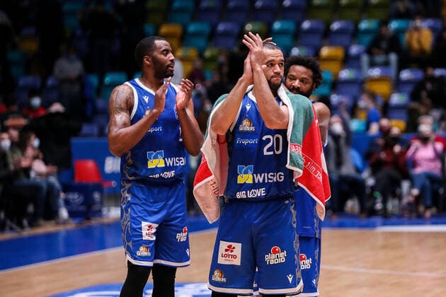 10.04.2022, xmkx, Basketball BBL Bundesliga, Fraport Skyliners - Telekom Baskets Bonn v.l. Trauer Brancou Badio (Fraport Skyliners), Rasheed Moore (Fraport Skyliners), Quantez Robertson (Fraport Skyliners) nach dem Spiel (DFL DFB REGULATIONS PROHIBIT ANY USE OF PHOTOGRAPHS as IMAGE SEQUENCES and or QUASI-VIDEO) emspor Frankfurt am Main
