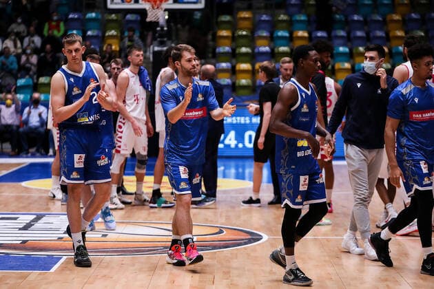 10.04.2022, xmkx, Basketball BBL Bundesliga, Fraport Skyliners - Telekom Baskets Bonn v.l. Trauer Fraport Skyliners nach dem Spiel (DFL DFB REGULATIONS PROHIBIT ANY USE OF PHOTOGRAPHS as IMAGE SEQUENCES and or QUASI-VIDEO) emspor Frankfurt am Main
