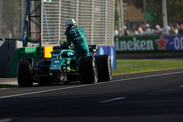 FORMULA 1 ROLEX AUSTRALIAN GRAND PRIX 2022 10.04.2022, Albert-Park, Melbourne, FORMULA 1 ROLEX AUSTRALIAN GRAND PRIX 2022 , im Bild Ausfall von Sebastian Vettel (DEU), Aston Martin Aramco Cognizant Formula One Team