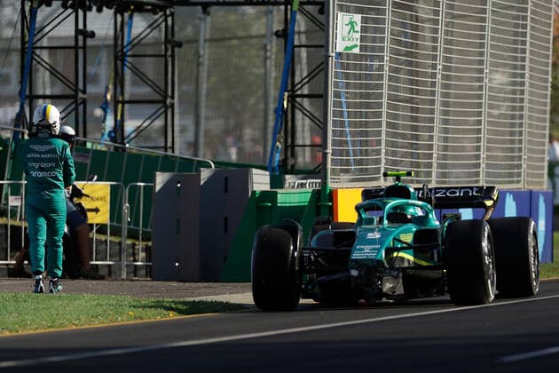 FORMULA 1 ROLEX AUSTRALIAN GRAND PRIX 2022 10.04.2022, Albert-Park, Melbourne, FORMULA 1 ROLEX AUSTRALIAN GRAND PRIX 2022 , im Bild Ausfall von Sebastian Vettel (DEU), Aston Martin Aramco Cognizant Formula One Team