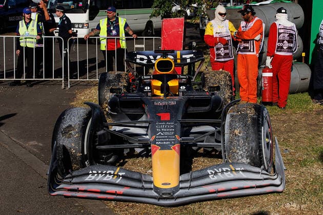 FORMULA 1 ROLEX AUSTRALIAN GRAND PRIX 2022 10.04.2022, Albert-Park, Melbourne, FORMULA 1 ROLEX AUSTRALIAN GRAND PRIX 2022 , im Bild Das defekte Auto von Max Verstappen (NEL), Oracle Red Bull Racing