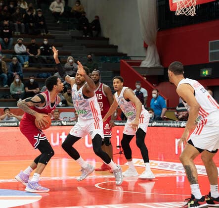 10.04.2022, xsltx, Basketball BBL Bundesliga, Giessen 46ers - FC Bayern Muenchen Basketball emspor, v.l. Phillip Darnell Fayne II - Power Forward (Jobstairs Gießen 46ers) sieht sich gleich drei Münchnern gegenüber (DFL DFB REGULATIONS PROHIBIT ANY USE OF PHOTOGRAPHS as IMAGE SEQUENCES and or QUASI-VIDEO) Giessen