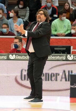 10.04.2022, xsltx, Basketball BBL Bundesliga, Giessen 46ers - FC Bayern Muenchen Basketball emspor, v.l. Andrea Trinchieri - Head Coach (FC Bayern München) (DFL DFB REGULATIONS PROHIBIT ANY USE OF PHOTOGRAPHS as IMAGE SEQUENCES and or QUASI-VIDEO) Giessen