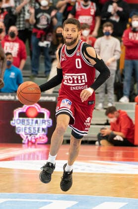 10.04.2022, xsltx, Basketball BBL Bundesliga, Giessen 46ers - FC Bayern Muenchen Basketball emspor, v.l. Kendale Deshawn McCullum - (C) Point Guard (Jobstairs Gießen 46ers) (DFL DFB REGULATIONS PROHIBIT ANY USE OF PHOTOGRAPHS as IMAGE SEQUENCES and or QUASI-VIDEO) Giessen