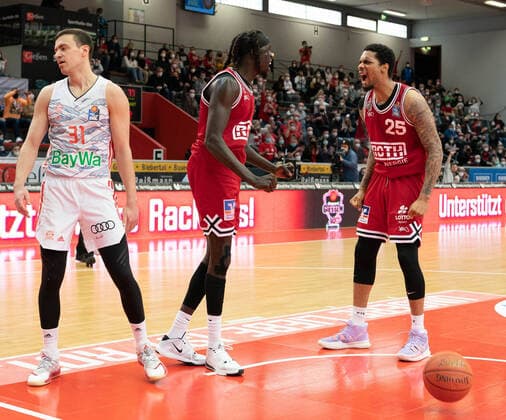 10.04.2022, xsltx, Basketball BBL Bundesliga, Giessen 46ers - FC Bayern Muenchen Basketball emspor, v.l. Zan Mark Sisko - PG (FC Bayern München), Nuni Omot - Small Forward (Jobstairs Gießen 46ers) und Phillip Darnell Fayne II - Power Forward (Jobstairs Gießen 46ers) feiern sich für einen aufopferungsvollen Kampf gegen den Favoriten (DFL DFB REGULATIONS PROHIBIT ANY USE OF PHOTOGRAPHS as IMAGE SEQUENCES and or QUASI-VIDEO) Giessen
