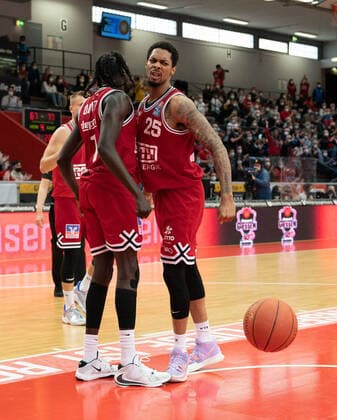 10.04.2022, xsltx, Basketball BBL Bundesliga, Giessen 46ers - FC Bayern Muenchen Basketball emspor, v.l. Nuni Omot - Small Forward (Jobstairs Gießen 46ers) und Phillip Darnell Fayne II - Power Forward (Jobstairs Gießen 46ers) feiern sich für einen aufopferungsvollen Kampf gegen den Favoriten (DFL DFB REGULATIONS PROHIBIT ANY USE OF PHOTOGRAPHS as IMAGE SEQUENCES and or QUASI-VIDEO) Giessen
