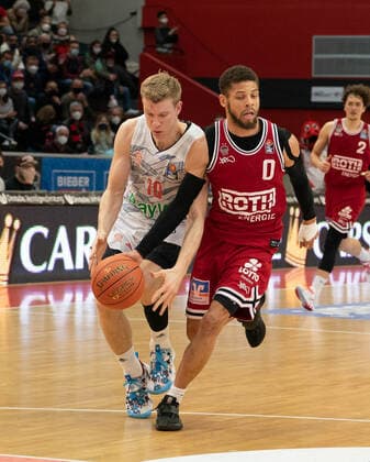 10.04.2022, xsltx, Basketball BBL Bundesliga, Giessen 46ers - FC Bayern Muenchen Basketball emspor, v.l. Ognjen Jaramaz - SG (FC Bayern München) als Balldieb gegen Kendale Deshawn McCullum - (C) Point Guard (Jobstairs Gießen 46ers) (DFL DFB REGULATIONS PROHIBIT ANY USE OF PHOTOGRAPHS as IMAGE SEQUENCES and or QUASI-VIDEO) Giessen