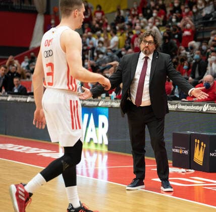 10.04.2022, xsltx, Basketball BBL Bundesliga, Giessen 46ers - FC Bayern Muenchen Basketball emspor, v.l. Andreas Obst - SG (FC Bayern München), Andrea Trinchieri - Head Coach (FC Bayern München) (DFL DFB REGULATIONS PROHIBIT ANY USE OF PHOTOGRAPHS as IMAGE SEQUENCES and or QUASI-VIDEO) Giessen