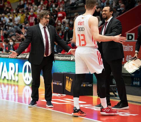 10.04.2022, xsltx, Basketball BBL Bundesliga, Giessen 46ers - FC Bayern Muenchen Basketball emspor, v.l. Andrea Trinchieri - Head Coach (FC Bayern München), Andreas Obst - SG (FC Bayern München), Assistent Coach Demond Greene (DFL DFB REGULATIONS PROHIBIT ANY USE OF PHOTOGRAPHS as IMAGE SEQUENCES and or QUASI-VIDEO) Giessen