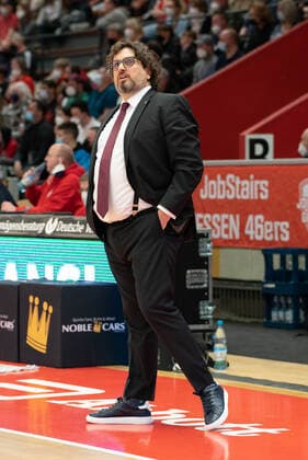 10.04.2022, xsltx, Basketball BBL Bundesliga, Giessen 46ers - FC Bayern Muenchen Basketball emspor, v.l. Andrea Trinchieri - Head Coach (FC Bayern München) (DFL DFB REGULATIONS PROHIBIT ANY USE OF PHOTOGRAPHS as IMAGE SEQUENCES and or QUASI-VIDEO) Giessen