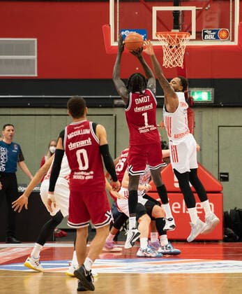 10.04.2022, xsltx, Basketball BBL Bundesliga, Giessen 46ers - FC Bayern Muenchen Basketball emspor, v.l. Kendale Deshawn McCullum - (C) Point Guard (Jobstairs Gießen 46ers), Nuni Omot - Small Forward (Jobstairs Gießen 46ers), Deshaun Thomas - PF (FC Bayern München) - Omot trifft für Gießen, er war bester Werfer der 46ers mit 24 Punkten (DFL DFB REGULATIONS PROHIBIT ANY USE OF PHOTOGRAPHS as IMAGE SEQUENCES and or QUASI-VIDEO) Giessen