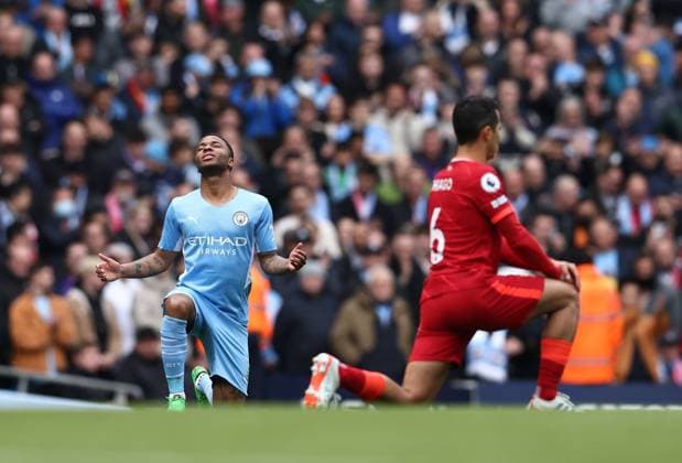 Sport Themen der Woche KW14 Sport Bilder des Tages Fußball, Manchester City - FC Liverpool Manchester, England, 10th April 2022. Raheem Sterling of Manchester City takes a knee along with Thiago Alcantara of Liverpool during the Premier League match at the Etihad Stadium, Manchester. Picture credit should read: Darren Staples Sportimage EDITORIAL USE ONLY. No use with unauthorised audio, video, data, fixture lists, club league logos or live services. Online in-match use limited to 120 images, no video emulation. No use in betting, games or single club league player publications. SPI-1632-0013
