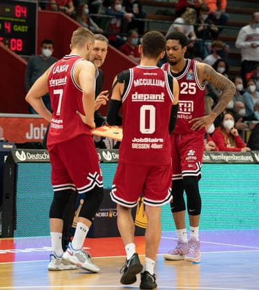 10.04.2022, xsltx, Basketball BBL Bundesliga, Giessen 46ers - FC Bayern Muenchen Basketball emspor, v.l. Martins Laksa - Small Forward (Jobstairs Gießen 46ers), Pete Strobl - Headcoach (Jobstairs Gießen 46ers), Kendale Deshawn McCullum - (C) Point Guard (Jobstairs Gießen 46ers), Phillip Darnell Fayne II - Power Forward (Jobstairs Gießen 46ers) (DFL DFB REGULATIONS PROHIBIT ANY USE OF PHOTOGRAPHS as IMAGE SEQUENCES and or QUASI-VIDEO) Giessen