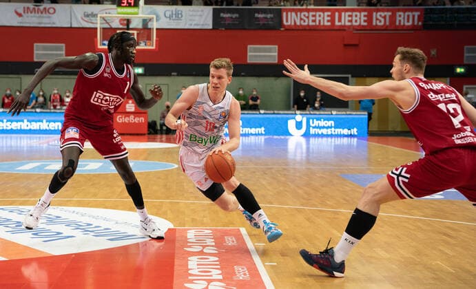 10.04.2022, xsltx, Basketball BBL Bundesliga, Giessen 46ers - FC Bayern Muenchen Basketball emspor, v.l. Nuni Omot - Small Forward (Jobstairs Gießen 46ers), Ognjen Jaramaz - SG (FC Bayern München), Kilian Matthias Binapfl - Shooting Guard (Jobstairs Gießen 46ers) (DFL DFB REGULATIONS PROHIBIT ANY USE OF PHOTOGRAPHS as IMAGE SEQUENCES and or QUASI-VIDEO) Giessen