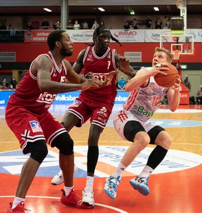 10.04.2022, xsltx, Basketball BBL Bundesliga, Giessen 46ers - FC Bayern Muenchen Basketball emspor, v.l. Jalon Demarco Miller - Center Power Forward (Jobstairs Gießen 46ers), Nuni Omot - Small Forward (Jobstairs Gießen 46ers), Ognjen Jaramaz - SG (FC Bayern München) (DFL DFB REGULATIONS PROHIBIT ANY USE OF PHOTOGRAPHS as IMAGE SEQUENCES and or QUASI-VIDEO) Giessen