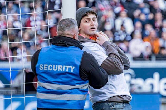 Bilder des Jahres 2022, Sport 04 April Sport Themen der Woche KW14 Sport Bilder des Tages Fussball Bundesliga, Eintracht Frankfurt vs. SC Freiburg, Deutsche Bank Park, Frankfurt, 10.04.2022 Am Tor festgebundener Aktivist, Eintracht Frankfurt vs. SC Freiburg, Frankfurt, Deutsche Bank Park, 10.4.2022 *** Football Bundesliga, Eintracht Frankfurt vs SC Freiburg, Deutsche Bank Park, Frankfurt, 10 04 2022 Activist tied to the goal, Eintracht Frankfurt vs SC Freiburg, Frankfurt, Deutsche Bank Park, 10 4 2022 Copyright: xBEAUTIFULxSPORTS Gawlikx