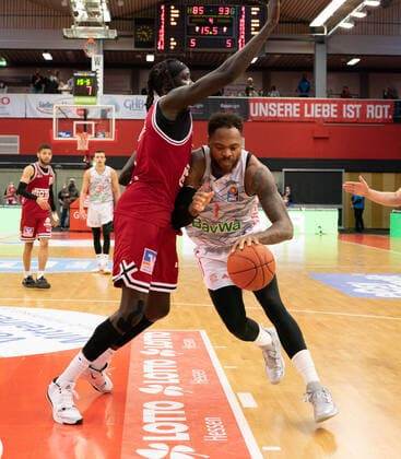 10.04.2022, xsltx, Basketball BBL Bundesliga, Giessen 46ers - FC Bayern Muenchen Basketball emspor, v.l. Nuni Omot - Small Forward (Jobstairs Gießen 46ers) Deshaun Thomas - PF (FC Bayern München) (DFL DFB REGULATIONS PROHIBIT ANY USE OF PHOTOGRAPHS as IMAGE SEQUENCES and or QUASI-VIDEO) Giessen