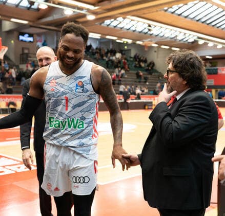 10.04.2022, xsltx, Basketball BBL Bundesliga, Giessen 46ers - FC Bayern Muenchen Basketball emspor, v.l. Deshaun Thomas - PF (FC Bayern München) wird von Andrea Trinchieri - Head Coach (FC Bayern München) beglückwünscht, er war mit 34 Punkten bester Werfer des Spiels (DFL DFB REGULATIONS PROHIBIT ANY USE OF PHOTOGRAPHS as IMAGE SEQUENCES and or QUASI-VIDEO) Giessen