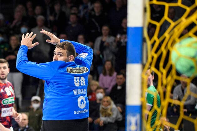 Bilder des Jahres 2022, Sport 04 April Sport Themen der Woche KW14 Sport Bilder des Tages Dejan Milosavljev (Fuechse Berlin, 96), Sieg oder Niederlage - Tor, GER, Fuechse Berlin vs TSV Hannover Burgdorf, Handball 1. Bundesliga - Maenner, . Spieltag, Saison 2021 2022, 10.04.2022, GER, Fuechse Berlin vs TSV Hannover Burgdorf, Handball 1. Bundesliga - Maenner, . Spieltag, Saison 2021 2022, 10.04.2022, Berlin *** Dejan Milosavljev Fuechse Berlin, 96 , Win or lose goal, GER, Fuechse Berlin vs TSV Hannover Burgdorf, Handball 1 Bundesliga Maenner, Matchday, Season 2021 2022, 10 04 2022, GER, Fuechse Berlin vs TSV Hannover Burgdorf, Handball 1 Bundesliga Maenner, Matchday, Season 2021 2022, 10 04 2022, Berlin Copyright: xEibner-Pressefoto UwexKochx EP_UKH