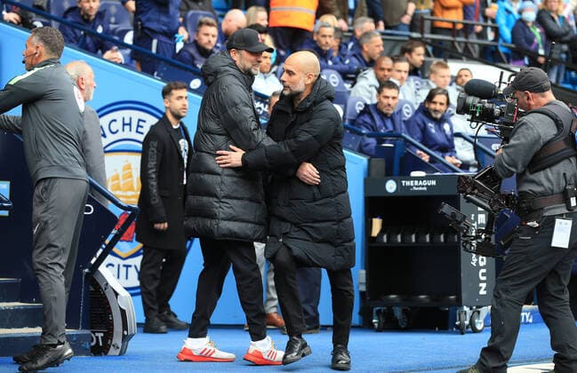 Sport Themen der Woche KW14 Sport Bilder des Tages Manchester City v Liverpool 10 April 2022 - Premier League - Manchester City v Liverpool - Liverpool manager Jurgen Klopp is greeted by Manchester City manager Pep Guardiola - Photo: Simon Stacpoole Offside. Manchester UK *** Manchester City gegen Liverpool 10 April 2022 Premier League Manchester City gegen Liverpool Liverpools Trainer Jürgen Klopp wird von Manchester Citys Trainer Pep Guardiola begrüßt Foto Simon Stacpoole Abseits Manchester UK  Copyright: xSimonxStacpoolexOffside