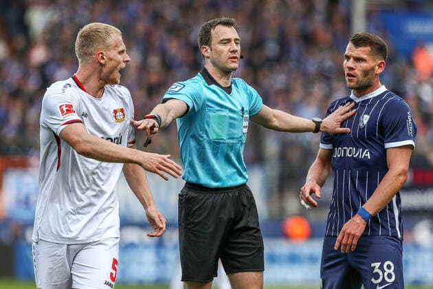 Sport Themen der Woche KW14 Sport Bilder des Tages Mitchel Bakker (Bayer 04 Leverkusen, 05), Eduard Löwen Loewen (VfL Bochum 1848, 38) diskutiert, Felix Zwayer (Schiedsrichter), GER, VfL Bochum 1848 vs. Bayer Leverkusen, Fussball, 1. Bundesliga, 29. Spieltag, Spielzeit 2021 2022, 10.04.2022, DFB DFL regulations prohibit any use of photographs as image sequences and or quasi-video., GER, VfL Bochum 1848 vs. Bayer Leverkusen, Fussball, 1. Bundesliga, 29. Spieltag, Spielzeit 2021 2022, 10.04.2022 Bochum *** Mitchel Bakker Bayer 04 Leverkusen, 05 , Eduard Löwen Loewen VfL Bochum 1848, 38 discussed, Felix Zwayer referee , GER, VfL Bochum 1848 vs Bayer Leverkusen, Football, 1 Bundesliga, 29 Matchday, Season 2021 2022, 10 04 2022, DFB DFL regulations prohibit any use of photographs as image sequences and or quasi video , GER, VfL Bochum 1848 vs Bayer Leverkusen, football, 1 Bundesliga, 29 Spieltag, Spielzeit 2021 2022, 10 04 2022 Bochum Copyright: xEibner-Pressefoto BoiaxGabrielx EP_EEP