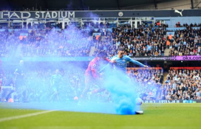 Sport Themen der Woche KW14 Sport Bilder des Tages Manchester City v Liverpool 10 April 2022 - Premier League - Manchester City v Liverpool - Trent Alexander-Arnold of Liverpool challenges Phil Foden of Manchester City as a blue flare burns on the pitch at the Etihad Stadium - Photo: Simon Stacpoole Offside. Manchester UK *** Manchester City gegen Liverpool 10. April 2022 Premier League Manchester City gegen Liverpool Trent Alexander Arnold von Liverpool fordert Phil Foden von Manchester City heraus, während eine blaue Fackel auf dem Spielfeld im Etihad-Stadion brennt Foto Simon Stacpoole Abseits Manchester UK  Copyright: xSimonxStacpoolexOffside