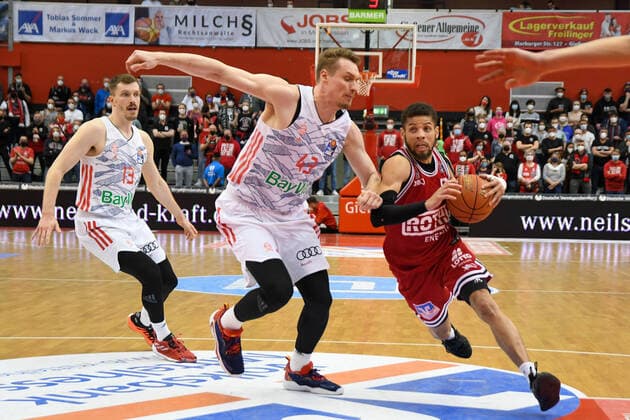 Leon Radosevic, Kendale McCullum 29. Spieltag, Basketball Bundesliga, Basketball Saison 2021 2022, Deutschland, easyCredit BBL, Germany, Giessen 46ers, giessen rot, Herren, Jobstairs GIESSEN 46ers - FC Bayern München, Männer, München in weiss