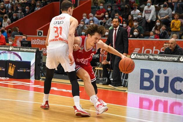 Zan Sisko, Dennis Nawrocki 29. Spieltag, Basketball Bundesliga, Basketball Saison 2021 2022, Deutschland, easyCredit BBL, Germany, Giessen 46ers, giessen rot, Herren, Jobstairs GIESSEN 46ers - FC Bayern München, Männer, München in weiss