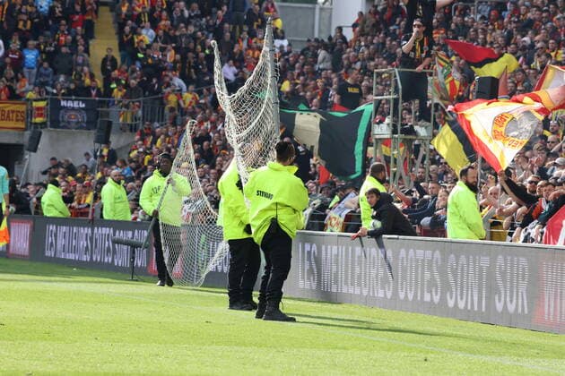 Protection players during the match between RC Lens and OGC Nice - Ligue 1 Uber Eats - stade Bollaert-Delelis - april 10, 2022 FOOTBALL : RC Lens vs Nice - Ligue1 Uber Eats - 10 04 2022 LaurentSanson Panoramic 