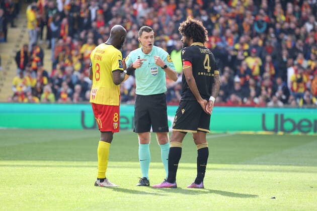 Referee and captain Lens Seko Fofana and Dante Nice during the match between RC Lens and OGC Nice - Ligue 1 Uber Eats - stade Bollaert-Delelis - april 10, 2022 FOOTBALL : RC Lens vs Nice - Ligue1 Uber Eats - 10 04 2022 LaurentSanson Panoramic 