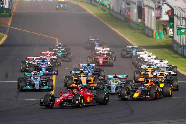 Start, 16 Charles Leclerc (MCO, Scuderia Ferrari), 1 Max Verstappen (NLD, Oracle Red Bull Racing), F1 Grand Prix of Australia at Melbourne Grand Prix Circuit on April 10, 2022 in Melbourne, Australia. (Photo by HOCH ZWEI) Melbourne Australia