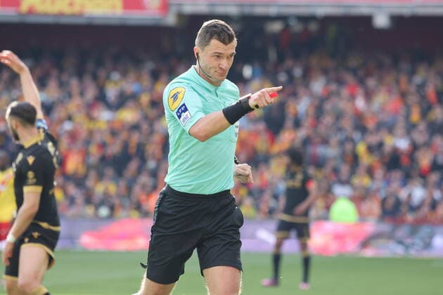 Referee Willy Delajod during the match between RC Lens and OGC Nice - Ligue 1 Uber Eats - stade Bollaert-Delelis - april 10, 2022 FOOTBALL : RC Lens vs Nice - Ligue1 Uber Eats - 10 04 2022 LaurentSanson Panoramic 