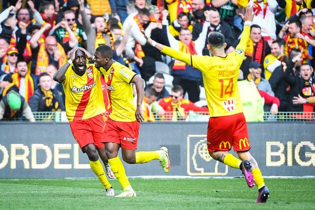 April 10, 2022, Lens, France, France: Cheick DOUCOURE of Lens celebrate his goal with teammates during the Ligue 1 match between RC Lens and OGC Nice at Bollaert-Delelis Stadium on April 10, 2022 in Lens, France. Lens France - ZUMAm308 20220410_zsp_m308_008 Copyright: xMatthieuxMirvillex