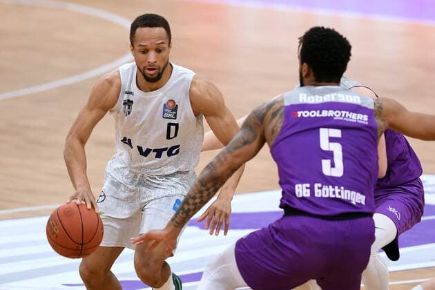 Jaylon Brown (Hamburg Towers) (am Ball), Jeff Roberson (BG Goettingen) , Basketball, Bundesliga, BBL, BG Goettingen - Hamburg Towers, 10.04.2022, BG Goettingen - Hamburg Towers, Basketball, Bundesliga, GER, BBL, 10.04.2022 Goettingen Copyright: xEibner-Pressefotox-xRolandxSippelx