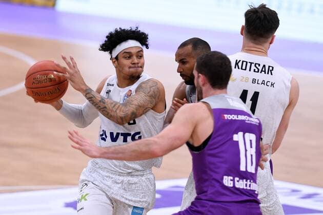 Caleb Homesley (Hamburg Towers) (am Ball), Harper Kamp (BG Goettingen) (R), Maik Kotsar (Hamburg Towers) (M) , Basketball, Bundesliga, BBL, BG Goettingen - Hamburg Towers, 10.04.2022, BG Goettingen - Hamburg Towers, Basketball, Bundesliga, GER, BBL, 10.04.2022 Goettingen Copyright: xEibner-Pressefotox-xRolandxSippelx