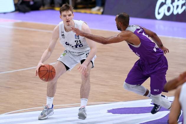 am BallJustus Hollatz (Hamburg Towers) (), Akeem Vargas (BG Goettingen) (R) , Basketball, Bundesliga, BBL, BG Goettingen - Hamburg Towers, 10.04.2022, BG Goettingen - Hamburg Towers, Basketball, Bundesliga, GER, BBL, 10.04.2022 Goettingen Copyright: xEibner-Pressefotox-xRolandxSippelx