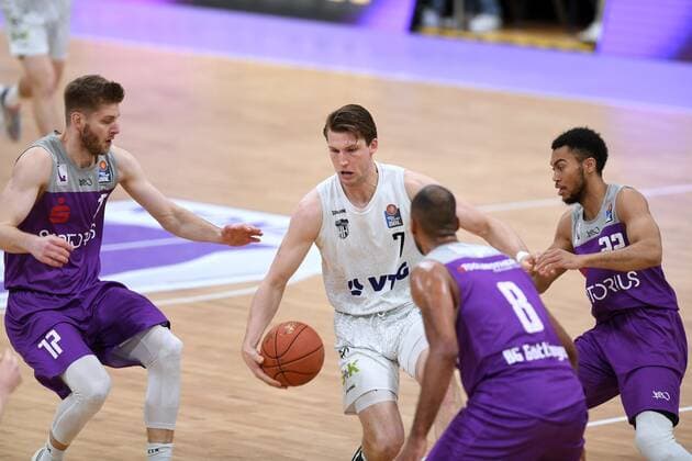 Lukas Meisner (Hamburg Towers) (am Ball), Mathis Moenninghoff (BG Goettingen) (L), Akeem Vargas (BG Goettingen) (NR 8), Stephen Brown Jr. (BG Goettingen) (R) , Basketball, Bundesliga, BBL, BG Goettingen - Hamburg Towers, 10.04.2022, BG Goettingen - Hamburg Towers, Basketball, Bundesliga, GER, BBL, 10.04.2022 Goettingen Copyright: xEibner-Pressefotox-xRolandxSippelx
