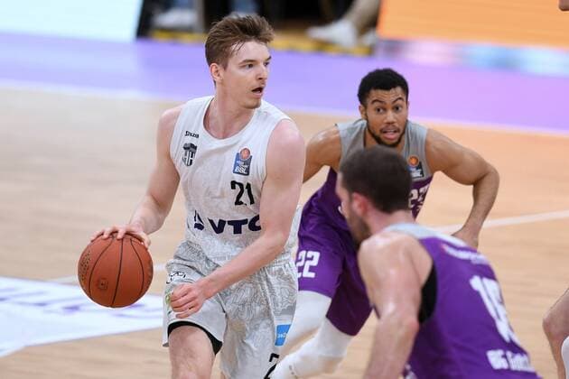 Justus Hollatz (Hamburg Towers) (am Ball), Stephen Brown Jr. (BG Goettingen) (hinten), Philipp Hartwich (BG Goettingen) (R) , Basketball, Bundesliga, BBL, BG Goettingen - Hamburg Towers, 10.04.2022, BG Goettingen - Hamburg Towers, Basketball, Bundesliga, GER, BBL, 10.04.2022 Goettingen Copyright: xEibner-Pressefotox-xRolandxSippelx