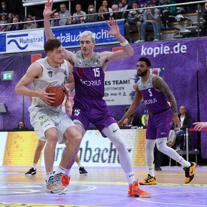 Maik Kotsar (Hamburg Towers)(am Ball), Philipp Hartwich (BG Goettingen) (R) , Basketball, Bundesliga, BBL, BG Goettingen - Hamburg Towers, 10.04.2022, BG Goettingen - Hamburg Towers, Basketball, Bundesliga, GER, BBL, 10.04.2022 Goettingen Copyright: xEibner-Pressefotox-xRolandxSippelx