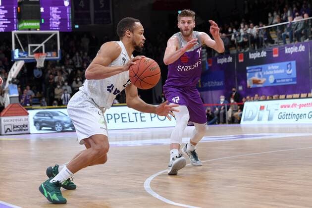 Jaylon Brown (Hamburg Towers) (am Ball), Mathis Moenninghoff (BG Goettingen) (R) , Basketball, Bundesliga, BBL, BG Goettingen - Hamburg Towers, 10.04.2022, BG Goettingen - Hamburg Towers, Basketball, Bundesliga, GER, BBL, 10.04.2022 Goettingen Copyright: xEibner-Pressefotox-xRolandxSippelx