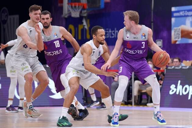Harald Frey (BG Goettingen) (am Ball), Jaylon Brown (Hamburg Towers), Justus Hollatz (Hamburg Towers) (L), Harper Kamp (BG Goettingen) (NR 18) , Basketball, Bundesliga, BBL, BG Goettingen - Hamburg Towers, 10.04.2022, BG Goettingen - Hamburg Towers, Basketball, Bundesliga, GER, BBL, 10.04.2022 Goettingen Copyright: xEibner-Pressefotox-xRolandxSippelx
