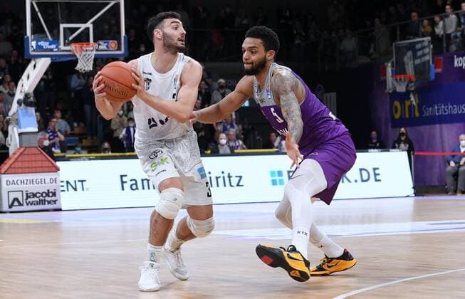 Maximilian DiLeo (Hamburg Towers) (am Ball) und Jeff Roberson (BG Goettingen) , Basketball, Bundesliga, BBL, BG Goettingen - Hamburg Towers, 10.04.2022, BG Goettingen - Hamburg Towers, Basketball, Bundesliga, GER, BBL, 10.04.2022 Goettingen Copyright: xEibner-Pressefotox-xRolandxSippelx