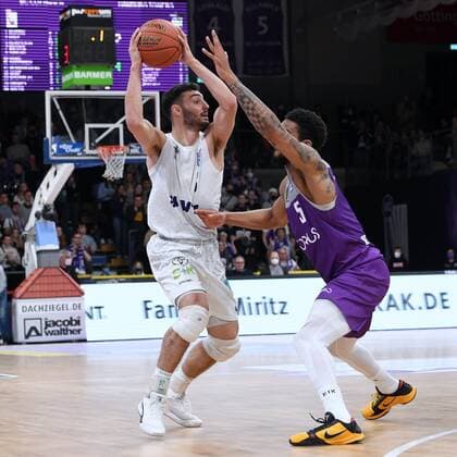 Maximilian DiLeo (Hamburg Towers) (am Ball) und Jeff Roberson (BG Goettingen) , Basketball, Bundesliga, BBL, BG Goettingen - Hamburg Towers, 10.04.2022, BG Goettingen - Hamburg Towers, Basketball, Bundesliga, GER, BBL, 10.04.2022 Goettingen Copyright: xEibner-Pressefotox-xRolandxSippelx