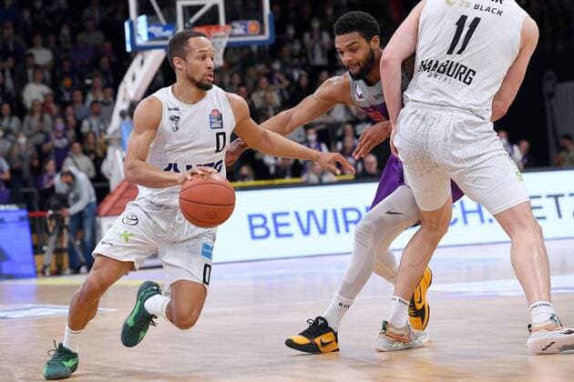 Jaylon Brown (Hamburg Towers) (am Ball), Jeff Roberson (BG Goettingen), Maik Kotsar (Hamburg Towers) (NR 11) , Basketball, Bundesliga, BBL, BG Goettingen - Hamburg Towers, 10.04.2022, BG Goettingen - Hamburg Towers, Basketball, Bundesliga, GER, BBL, 10.04.2022 Goettingen Copyright: xEibner-Pressefotox-xRolandxSippelx